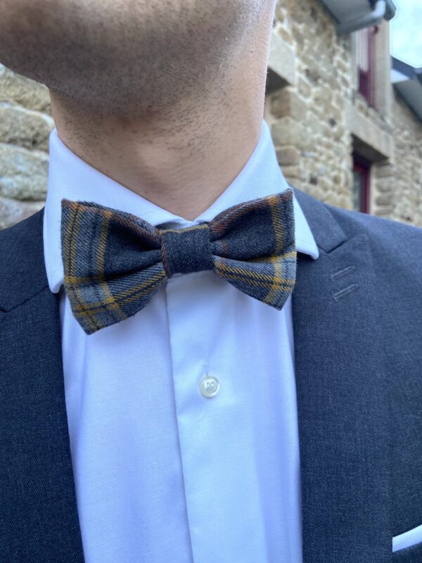 noeud-papillon tartan gris liseré jaune