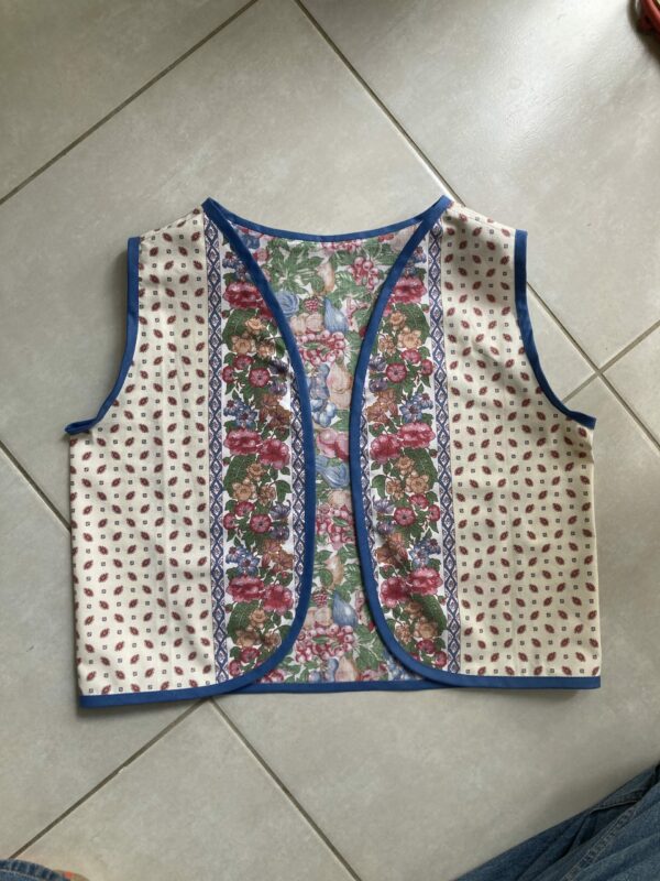 Veste sans manches vintage fleurie & fruits – Image 4