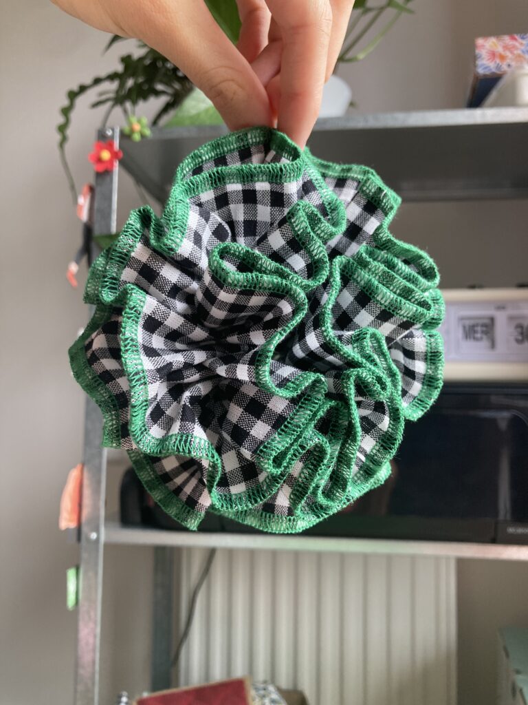 Chouchou XL à volants vichy noir surjet vert