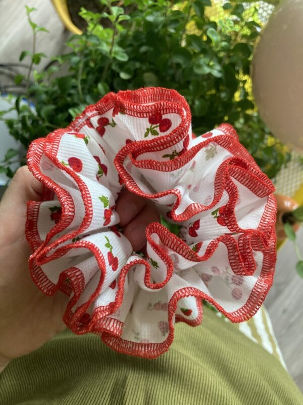 Chouchou XL à volants blanc fruits rouges surjet rouge