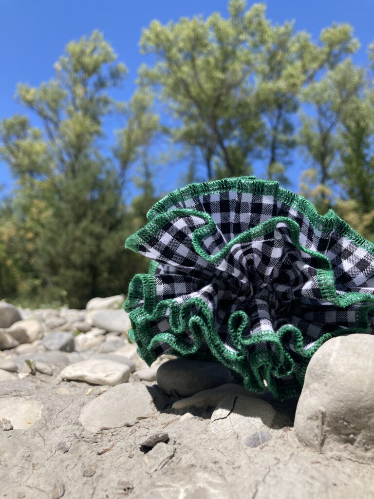 Chouchou XL à volants vichy noir surjet vert
