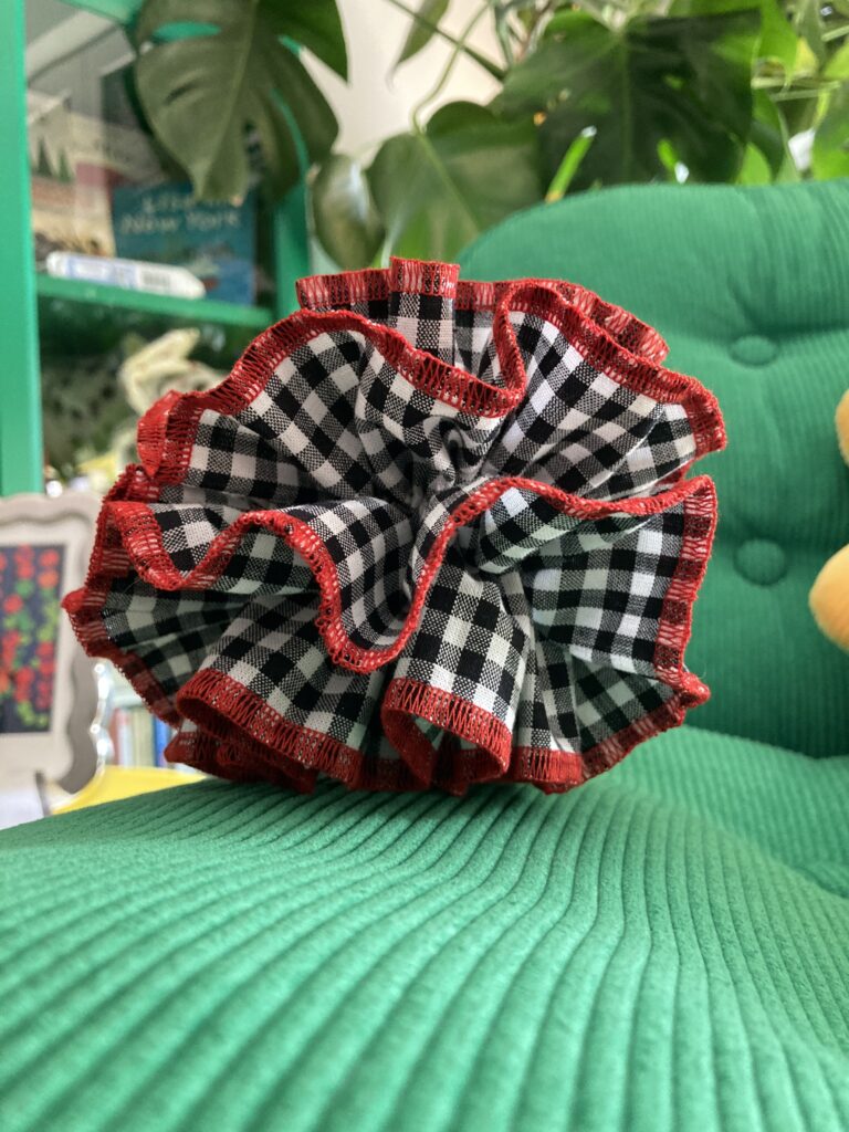 Chouchou XL à volants vichy noir surjet rouge