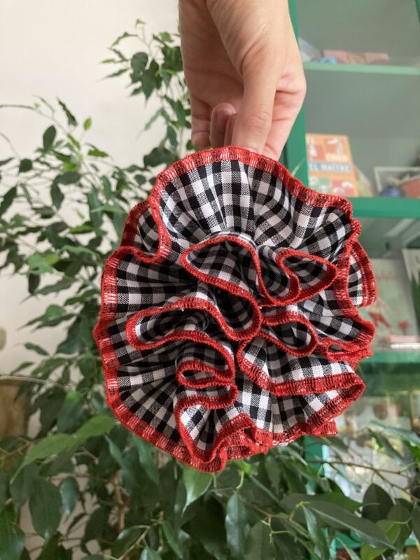 Chouchou XL à volants vichy noir surjet rouge