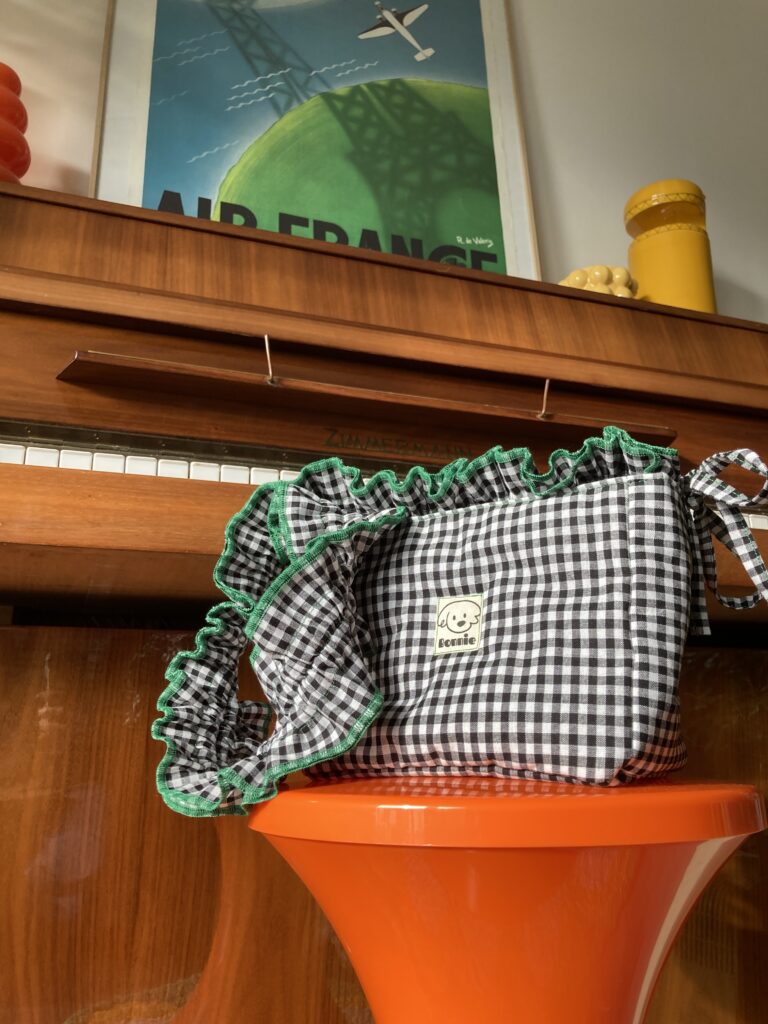 Sac Bonnie rembourré & Anse froufrou réglable vichy noir surjet vert