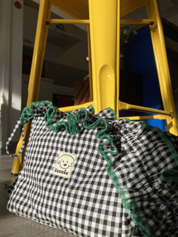 Sac Bonnie rembourré & Anse froufrou réglable vichy noir surjet vert