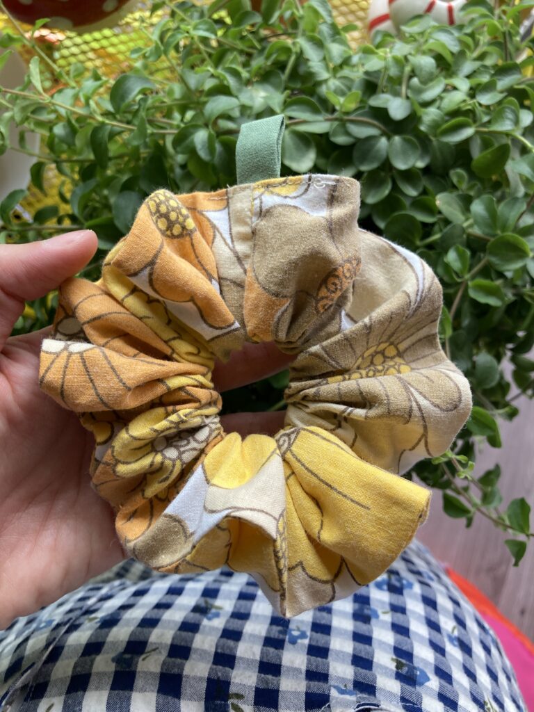 Chouchou fleuri jaune 70's