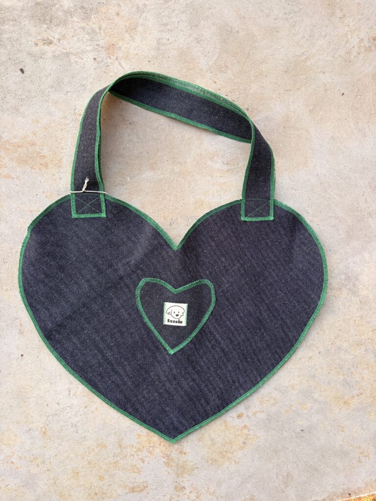 Sac Coeur en Jean surjet vert